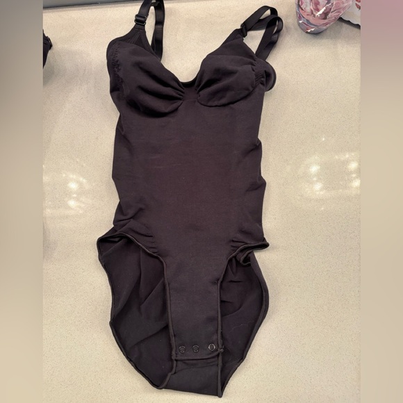 SKIMS-body shaper with FLAW - Picture 1 of 4